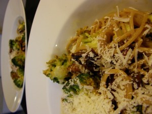 Lækker spaghetti carbonara med pølse og broccoli