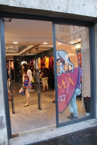 Velkommen hos AS Roma Store på Piazza Colonna
