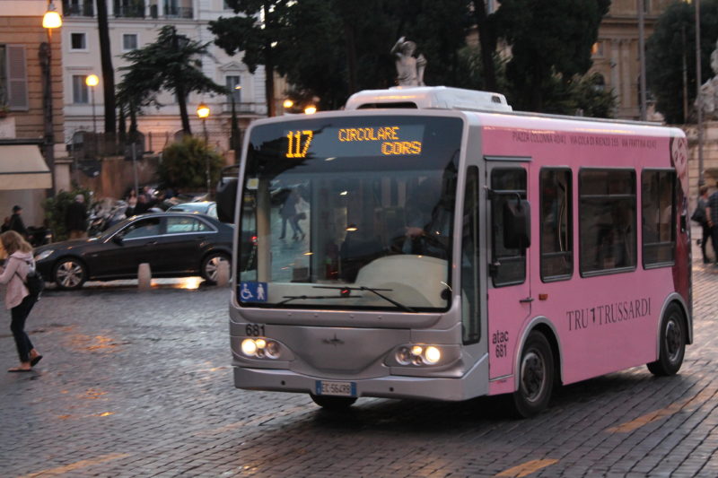 EL-minibus på gaden i Rom