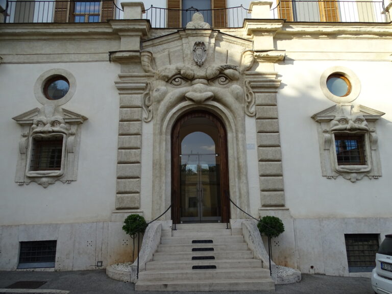 Monstrene i Palazzo Zuccari i Rom