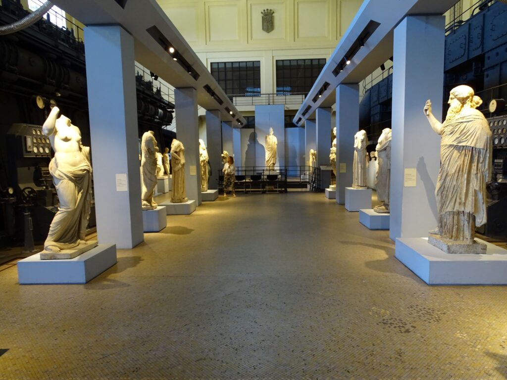 Museum med marmorstatuer og mosaikker i Rom