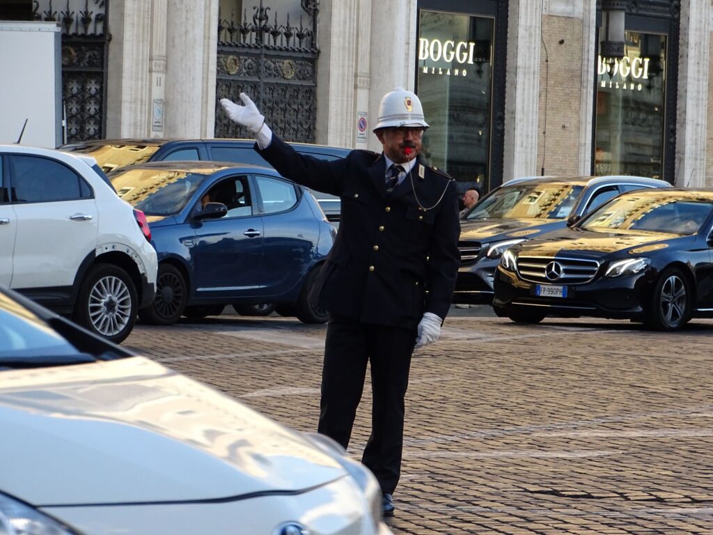 Politimand styrer trafikken på Piazza Venezia